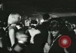 Immagine di Ballerini in velluto rosso nel Club degli anni sessanta West Hollywood California USA, 1965, secondo 32 filmato di repertorio 65675066859