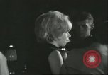 Immagine di Ballerini in velluto rosso nel Club degli anni sessanta West Hollywood California USA, 1965, secondo 33 filmato di repertorio 65675066859