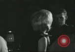Immagine di Ballerini in velluto rosso nel Club degli anni sessanta West Hollywood California USA, 1965, secondo 34 filmato di repertorio 65675066859