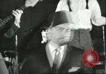 Immagine di Ballerini in velluto rosso nel Club degli anni sessanta West Hollywood California USA, 1965, secondo 35 filmato di repertorio 65675066859