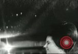 Immagine di Ballerini in velluto rosso nel Club degli anni sessanta West Hollywood California USA, 1965, secondo 36 filmato di repertorio 65675066859