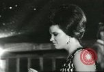 Immagine di Ballerini in velluto rosso nel Club degli anni sessanta West Hollywood California USA, 1965, secondo 37 filmato di repertorio 65675066859