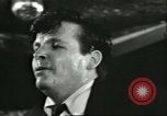 Immagine di Ballerini in velluto rosso nel Club degli anni sessanta West Hollywood California USA, 1965, secondo 38 filmato di repertorio 65675066859