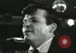 Immagine di Ballerini in velluto rosso nel Club degli anni sessanta West Hollywood California USA, 1965, secondo 39 filmato di repertorio 65675066859
