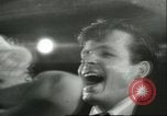 Immagine di Ballerini in velluto rosso nel Club degli anni sessanta West Hollywood California USA, 1965, secondo 40 filmato di repertorio 65675066859