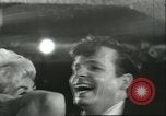 Immagine di Ballerini in velluto rosso nel Club degli anni sessanta West Hollywood California USA, 1965, secondo 41 filmato di repertorio 65675066859