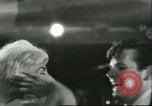 Immagine di Ballerini in velluto rosso nel Club degli anni sessanta West Hollywood California USA, 1965, secondo 42 filmato di repertorio 65675066859