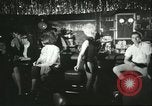 Immagine di Ballerini in velluto rosso nel Club degli anni sessanta West Hollywood California USA, 1965, secondo 43 filmato di repertorio 65675066859