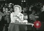 Immagine di Ballerini in velluto rosso nel Club degli anni sessanta West Hollywood California USA, 1965, secondo 44 filmato di repertorio 65675066859