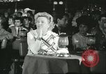 Immagine di Ballerini in velluto rosso nel Club degli anni sessanta West Hollywood California USA, 1965, secondo 45 filmato di repertorio 65675066859
