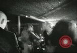 Immagine di Ballerini in velluto rosso nel Club degli anni sessanta West Hollywood California USA, 1965, secondo 46 filmato di repertorio 65675066859