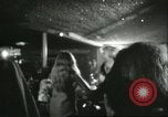 Immagine di Ballerini in velluto rosso nel Club degli anni sessanta West Hollywood California USA, 1965, secondo 47 filmato di repertorio 65675066859