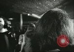 Immagine di Ballerini in velluto rosso nel Club degli anni sessanta West Hollywood California USA, 1965, secondo 48 filmato di repertorio 65675066859