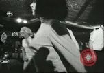 Immagine di Ballerini in velluto rosso nel Club degli anni sessanta West Hollywood California USA, 1965, secondo 49 filmato di repertorio 65675066859
