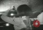 Immagine di Ballerini in velluto rosso nel Club degli anni sessanta West Hollywood California USA, 1965, secondo 50 filmato di repertorio 65675066859