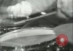 Immagine di Ballerini in velluto rosso nel Club degli anni sessanta West Hollywood California USA, 1965, secondo 51 filmato di repertorio 65675066859