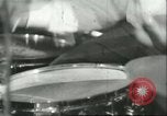 Immagine di Ballerini in velluto rosso nel Club degli anni sessanta West Hollywood California USA, 1965, secondo 52 filmato di repertorio 65675066859
