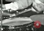 Immagine di Ballerini in velluto rosso nel Club degli anni sessanta West Hollywood California USA, 1965, secondo 53 filmato di repertorio 65675066859