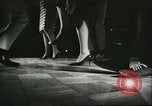 Immagine di Ballerini in velluto rosso nel Club degli anni sessanta West Hollywood California USA, 1965, secondo 54 filmato di repertorio 65675066859