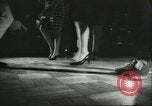 Immagine di Ballerini in velluto rosso nel Club degli anni sessanta West Hollywood California USA, 1965, secondo 55 filmato di repertorio 65675066859