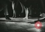 Immagine di Ballerini in velluto rosso nel Club degli anni sessanta West Hollywood California USA, 1965, secondo 56 filmato di repertorio 65675066859