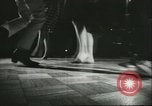 Immagine di Ballerini in velluto rosso nel Club degli anni sessanta West Hollywood California USA, 1965, secondo 57 filmato di repertorio 65675066859