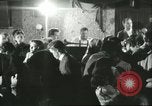 Immagine di Ballerini in velluto rosso nel Club degli anni sessanta West Hollywood California USA, 1965, secondo 58 filmato di repertorio 65675066859