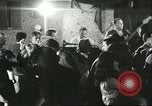 Immagine di Ballerini in velluto rosso nel Club degli anni sessanta West Hollywood California USA, 1965, secondo 59 filmato di repertorio 65675066859