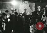 Immagine di Ballerini in velluto rosso nel Club degli anni sessanta West Hollywood California USA, 1965, secondo 60 filmato di repertorio 65675066859
