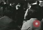 Immagine di Ballerini in velluto rosso nel Club degli anni sessanta West Hollywood California USA, 1965, secondo 61 filmato di repertorio 65675066859