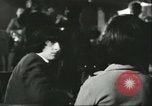 Immagine di Ballerini in velluto rosso nel Club degli anni sessanta West Hollywood California USA, 1965, secondo 62 filmato di repertorio 65675066859
