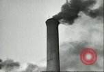 Standbild Industriefabriken und Verschmutzung Ende der 1930er Jahre New England United States USA, 1939, aus Sekunde 55 historischem Filmmaterial Videoclip 65675066862
