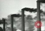 Standbild Industriefabriken und Verschmutzung Ende der 1930er Jahre New England United States USA, 1939, aus Sekunde 62 historischem Filmmaterial Videoclip 65675066862