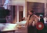 Immagine di Windows di negozi New York City USA, 1958, secondo 14 filmato di repertorio 65675066863