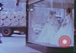 Immagine di Windows di negozi New York City USA, 1958, secondo 19 filmato di repertorio 65675066864