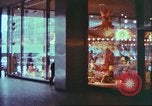 Immagine di Windows di negozi New York City USA, 1958, secondo 30 filmato di repertorio 65675066864