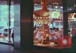 Immagine di Windows di negozi New York City USA, 1958, secondo 32 filmato di repertorio 65675066864