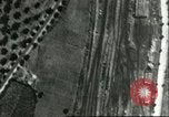 Standbild Bombenabwürfe Sizilien Italien, 1943, aus Sekunde 25 historischem Filmmaterial Videoclip 65675066871