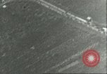Standbild Bombenabwürfe Sizilien Italien, 1943, aus Sekunde 33 historischem Filmmaterial Videoclip 65675066871