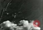 Standbild Bombenabwürfe Sizilien Italien, 1943, aus Sekunde 17 historischem Filmmaterial Videoclip 65675066877