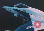 Standbild F-18 A Hornet Aircraft Atlantik, 1986, aus Sekunde 59 historischem Filmmaterial Videoclip 65675066960