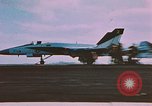 Standbild F-18 A Hornet aircrfat Atlantik, 1986, aus Sekunde 3 historischem Filmmaterial Videoclip 65675066961