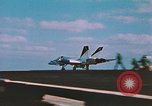 Standbild F-18 A Hornet aircrfat Atlantik, 1986, aus Sekunde 4 historischem Filmmaterial Videoclip 65675066961