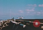 Standbild F-18 A Hornet aircrfat Atlantik, 1986, aus Sekunde 5 historischem Filmmaterial Videoclip 65675066961