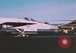 Standbild F-18 A Hornet aircrfat Atlantik, 1986, aus Sekunde 26 historischem Filmmaterial Videoclip 65675066961