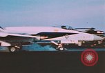 Standbild F-18 A Hornet aircrfat Atlantik, 1986, aus Sekunde 27 historischem Filmmaterial Videoclip 65675066961