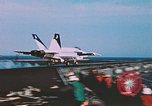 Standbild F-18 A Hornet aircrfat Atlantik, 1986, aus Sekunde 28 historischem Filmmaterial Videoclip 65675066961