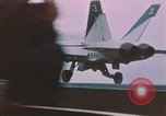 Standbild F-18 A Hornet aircrfat Atlantik, 1986, aus Sekunde 40 historischem Filmmaterial Videoclip 65675066961