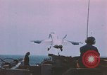 Standbild F-18 A Hornet aircrfat Atlantik, 1986, aus Sekunde 42 historischem Filmmaterial Videoclip 65675066961