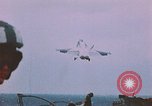 Standbild F-18 A Hornet aircrfat Atlantik, 1986, aus Sekunde 43 historischem Filmmaterial Videoclip 65675066961